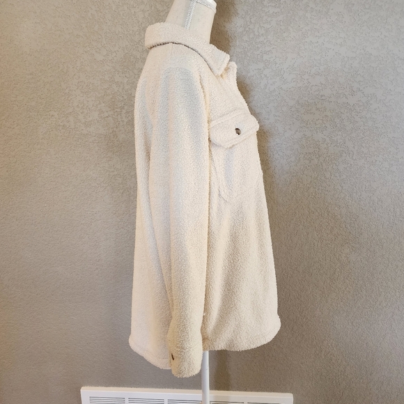 Universal Thread sherpa fluffy shaket size Medium - Picture 3 of 7